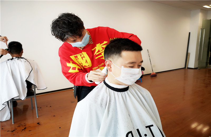 2020年2月21日，由于受疫情影響中天八建特與專業(yè)造型公司聯(lián)系，出資聘請三名優(yōu)秀的“Tony”老師上門為員工免費理發(fā)，暖心之舉得到了員工的贊譽。