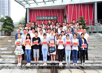 8年，800多名學(xué)生，800多個夢想，中天陜西助學(xué)圓你求學(xué)夢！