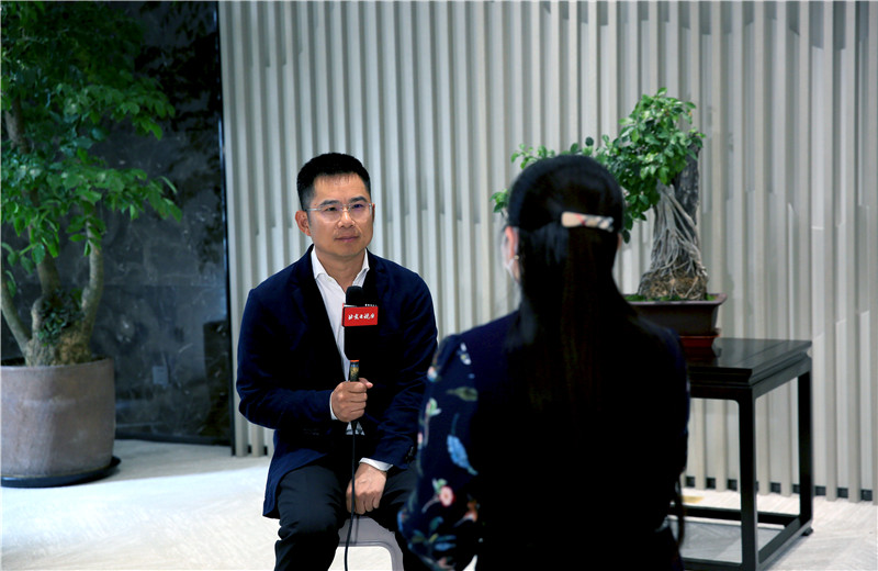 2020年5月6日，北京電視臺就“疫情當(dāng)前，建筑行業(yè)如何做好復(fù)工復(fù)產(chǎn)工作”，到中天北京集團(tuán)實地走訪，中天北京集團(tuán)總裁張向洪作為朝陽區(qū)人大代表接受訪問。