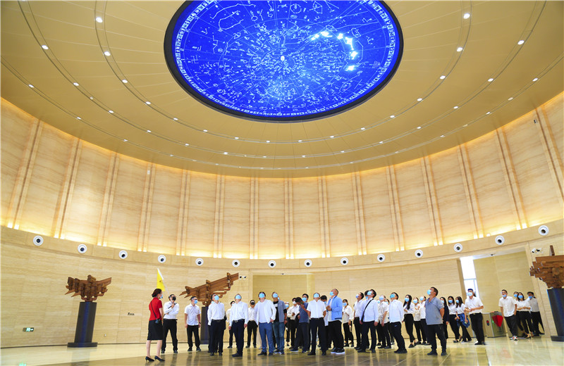 2020中秋來臨之際，中天六建機關(guān)150余名員工參觀學習中國建筑科技館，共同探索建筑之美。