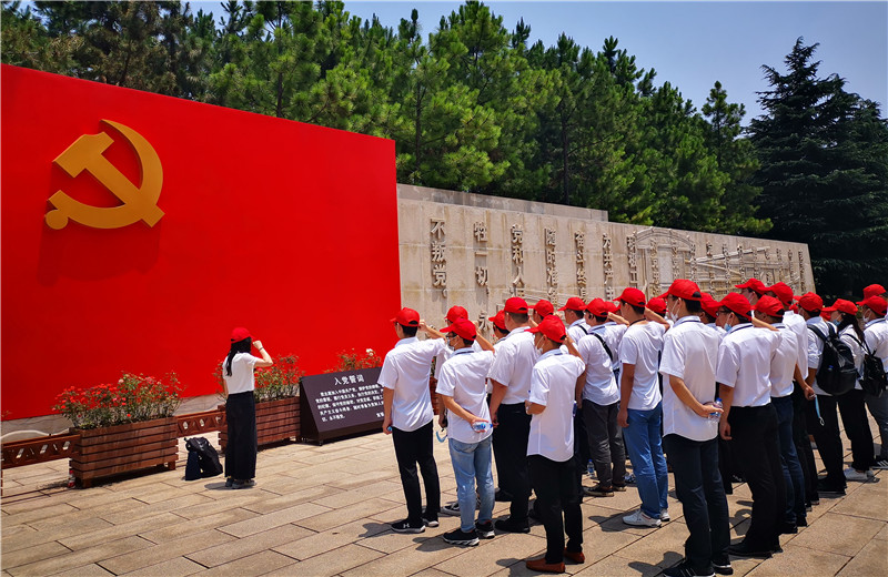 2020年6月30日，中天三建黨支部組織上海區(qū)域、蘇南分公司全體黨員及部分流動黨員、預(yù)備黨員、入黨積極分子等40余人赴嘉興南湖開展“七一”主題黨建活動。
