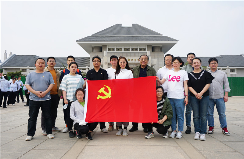 2021年5月20日下午，天怡設計開展“迎接建黨百年華誕”主題活動，組織企業(yè)黨員參觀周恩來鄧穎超紀念館。