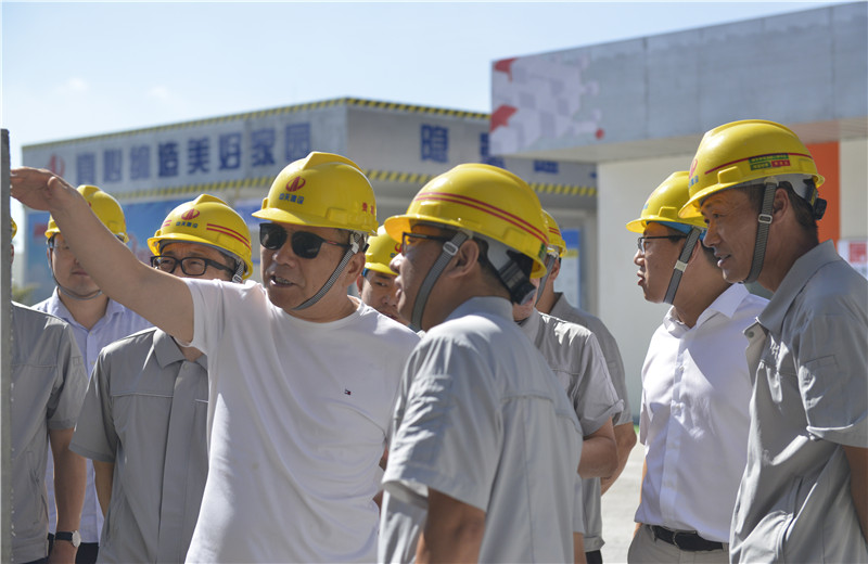2021年8月31日，控股集團(tuán)董事長樓永良率隊(duì)前往中天三建承建的住建部智能建造試點(diǎn)項(xiàng)目-上海嘉定新城菊?qǐng)@社區(qū)項(xiàng)目了解SPCS體系。