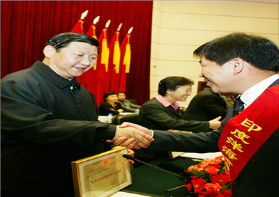 2005年時任浙江省委書記習(xí)近平在紅十字會議上與樓永良董事長親切握手
