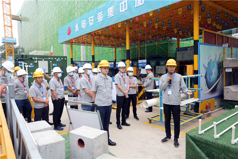 2021年9月29日，中天九建承辦的以“深入實施質量提升行動 大力推進質量強國建設”為主題的鄭州市2021年質量月工程質量提升推進現(xiàn)場會在建業(yè)梅苑項目召開。