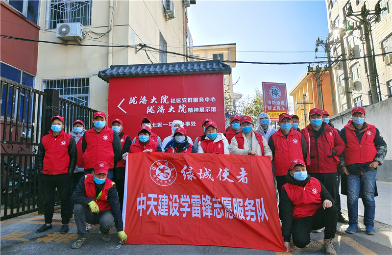 2021年12月1日，中天九建項(xiàng)目部的志愿者走進(jìn)“感動(dòng)中國”隴海大院社區(qū)，聆聽鄰里大愛的故事，開展“綠城使者—小紅象·健康行”全城消殺志愿服務(wù)活動(dòng)。