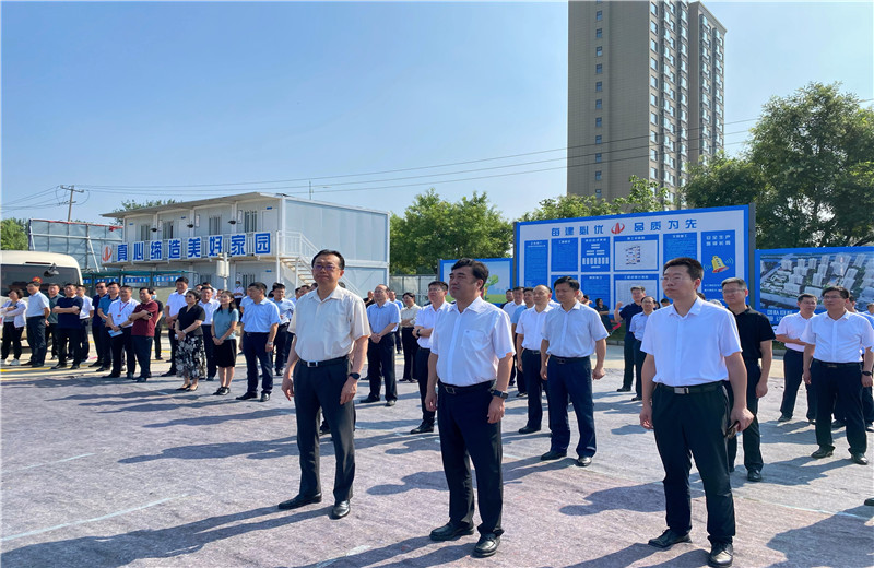2022年7月24日，青島市委常委、膠州市委書記張新竹一行蒞臨中天建設(shè)集團膠東分公司綠城鳳起潮鳴A區(qū)項目工地，對項目現(xiàn)場進行實地觀摩。