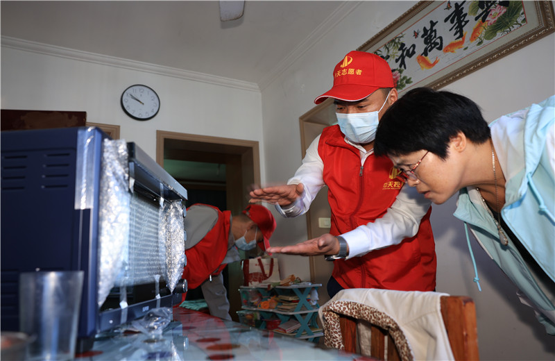 2022年11月1日，中天二建嘉興分公司志愿者帶上大米、食用油及他們的“微心愿”微波爐、電烤箱、空氣炸鍋、電磁爐等來(lái)到菱香坊、煙雨苑、江南新家園等小區(qū)慰問(wèn)因工致殘的困難居民。
