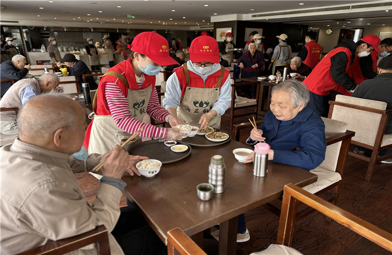 2023年4月12日，控股集團(tuán)志愿者走進(jìn)杭州市上城區(qū)雨花敬老院開展公益志愿服務(wù)。