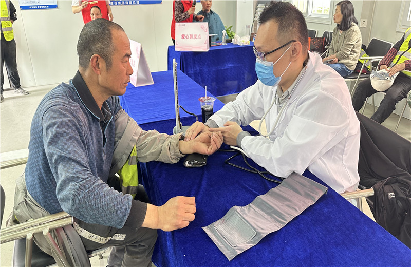 五一前夕，天津公司組織開展為項(xiàng)目一線職工提供愛心剪發(fā)、愛心義診、愛心贈(zèng)飲、愛心咨詢、愛心加餐服務(wù)，給工友們送去了勞動(dòng)節(jié)的問候。