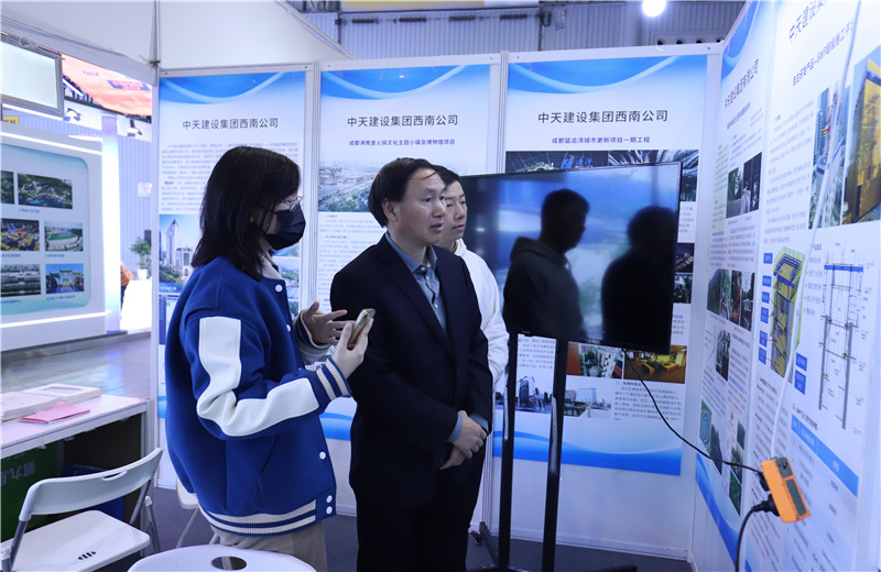 2023年11月16日至18日第三屆川渝住房城鄉(xiāng)建設(shè)博覽會在成都召開，西南公司攜集團SWP自主研發(fā)鋼平臺提升技術(shù)、鋼結(jié)構(gòu)棧道全過程關(guān)鍵建造技術(shù)參加會議。