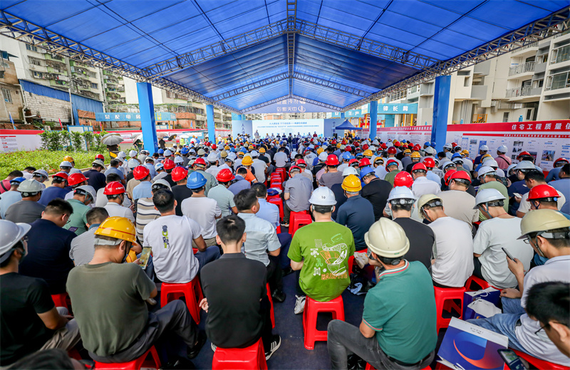 2024年6月15日，2024 年南寧市房屋市政工“安全生產(chǎn)月”啟動儀式、應(yīng)急演練暨現(xiàn)場安全標準化觀摩會在中天八建南寧保利錦上項目成功舉行。