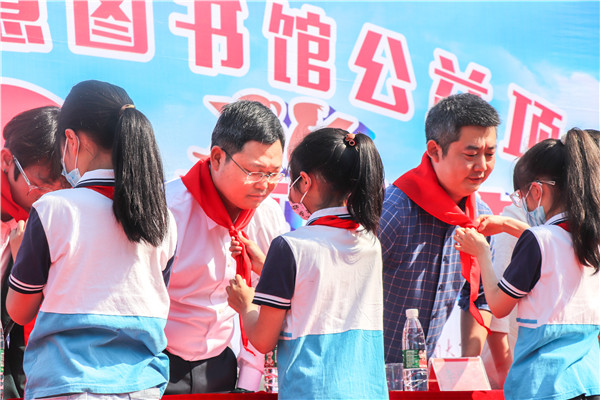 16524117753341052mZc.jpg 獻(xiàn)紅領(lǐng)巾2-1.jpg