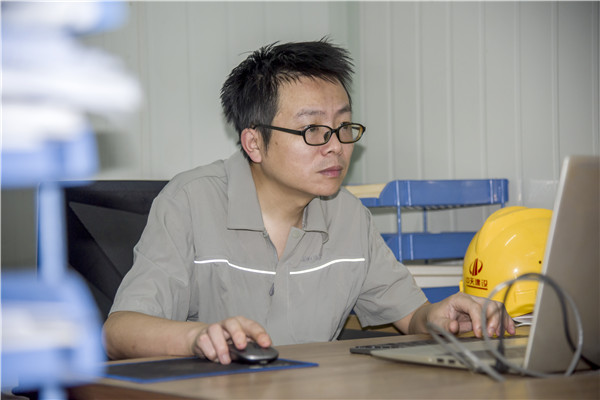 劉波在東關(guān)科創(chuàng)大廈項目辦公室看方案.jpg
