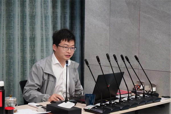 劉飛龍在技術培訓會議上授課.jpg