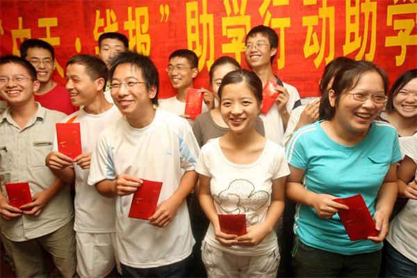 十余年，“中天·錢報(bào)”助學(xué)持續(xù)關(guān)愛寒門學(xué)子_副本.jpg